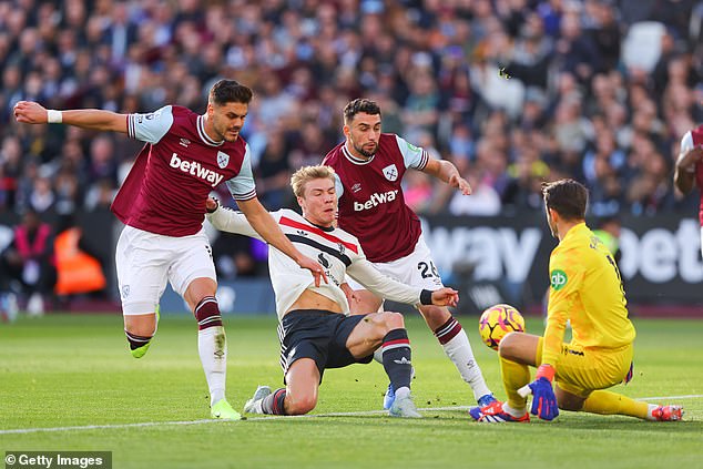 Ten Hag chỉ trích cầu thủ MU vì phung phí cơ hội, bỏ lỡ chiến thắng trước West Ham - Ảnh 1.