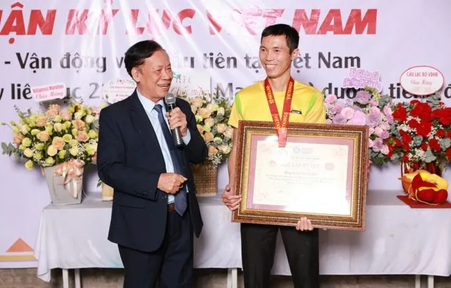 Người Việt Nam đầu tiên chạy half marathon trong 480 ngày liên tiếp được trao kỷ lục - Ảnh 1.