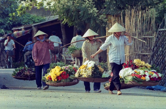 Cuộc sống sau ống kính: Những gánh hàng hoa - Ảnh 1.