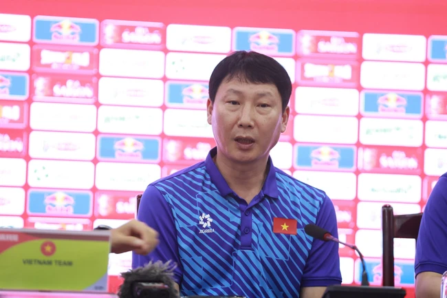 HLV Kim Sang Sik nhận tin xấu trước AFF Cup 2024. Ảnh: Hoàng Linh