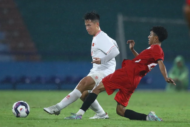 Hà Tĩnh (áo đỏ) cầm hòa CLB Hà Nội 1-1 tại vòng 5 V-League. Ảnh: Hoàng Linh