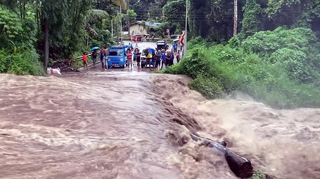 Philippines dừng nhiều hoạt động do bão Trami - Ảnh 1.