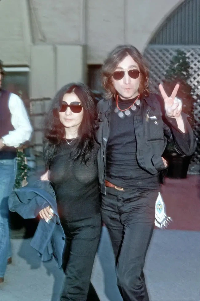 John Lennon có mối quan hệ ngoài luồng "ồn ào" ngay tại một bữa tiệc trong khi Yoko Ono nghe thấy hết - Ảnh 4.