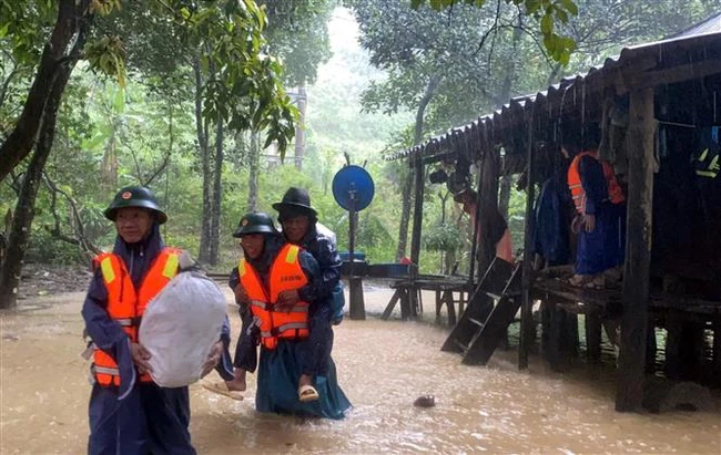 Quảng Bình: Mưa lớn gây ngập lụt, nước sông vượt báo động cao - Ảnh 1.