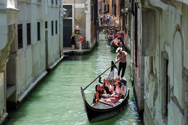 Thành phố Venice của Italy tiếp tục áp phí tham quan cho du khách - Pháp đề xuất tính phí vào cửa thăm Nhà thờ Đức Bà Paris - Ảnh 1.