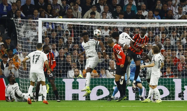 Vinicius ghi bàn nhưng Mbappe nhạt nhòa, Real Madrid thua sốc Milan ngay tại Bernabeu - Ảnh 1.