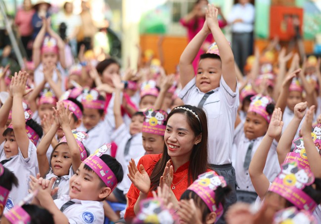 Hà Nội rộn ràng không khí kỷ niệm ngày Nhà giáo Việt Nam - Ảnh 5.