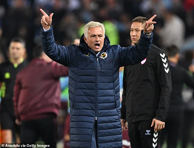 Mourinho gọi giải đấu của Thổ Nhĩ Kỳ 'có mùi hôi hối', dọa trọng tài sẽ tung video lên mạng xã hội - Ảnh 1.