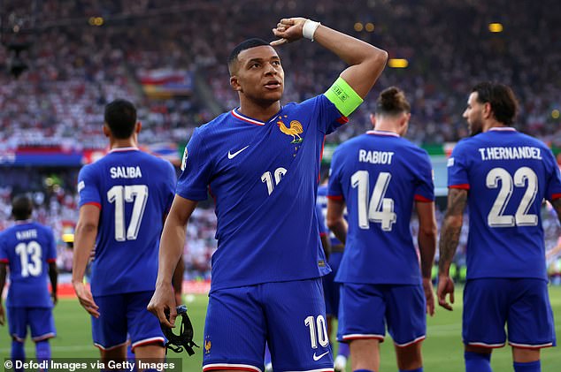 Toàn cảnh vụ Mbappe bị 'hắt hủi' ở ĐT Pháp: Cuộc gọi cuối cùng từ Deschamp, Mbappe bất lực - Ảnh 1.