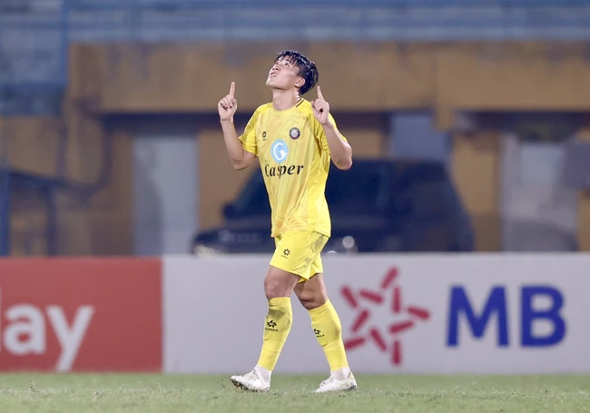 Thanh Hoá lên đỉnh V-League nhờ "cánh chim lạ" U20, thêm lựa chọn cho HLV Kim Sang Sik  - Ảnh 1.