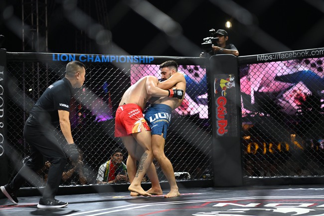 MMA LION Championship 19: Tay đấm Armando tung đòn siết hạ gục Lý Huỳnh lên ngôi vương  - Ảnh 1.