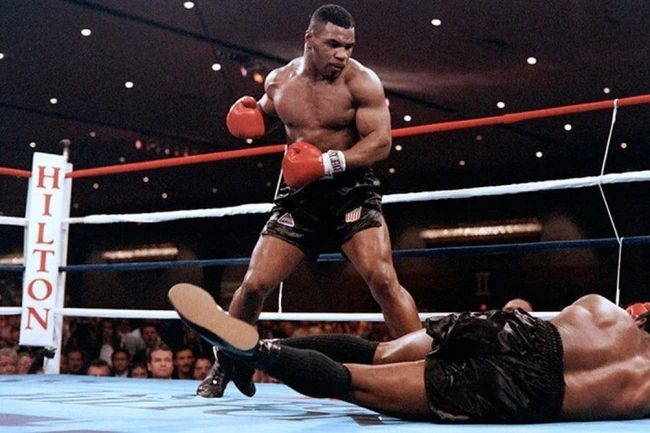 Top 5 võ sĩ mạnh nhất trong 100 năm qua: Mike Tyson sánh vai với Lý Tiểu Long và 'hoàng đến' MMA - Ảnh 5.