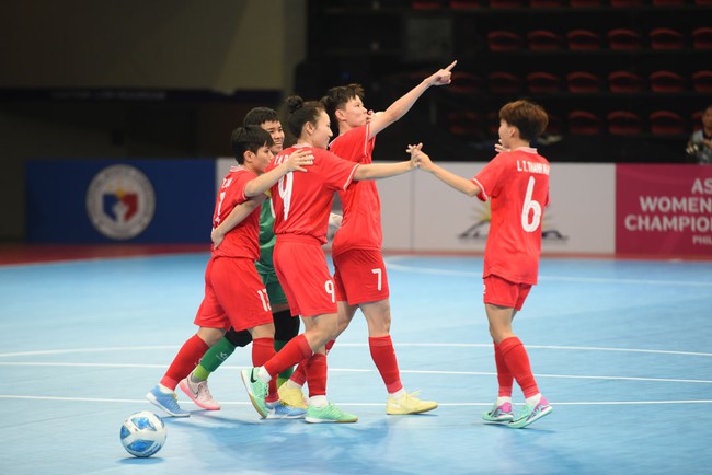 Futsal nữ Việt Nam sớm hái quả ngọt với HLV Nguyễn Đình Hoàng  - Ảnh 1.