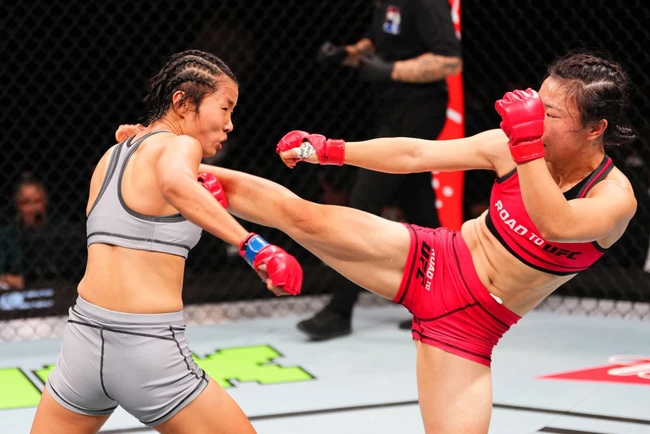 ‘Hoàng Phi Hồng phiên bản nữ’ khiến đối thủ bất tỉnh ở UFC là nữ bác sĩ châm cứu, phải giấu bố mẹ đi làm võ sĩ - Ảnh 1.