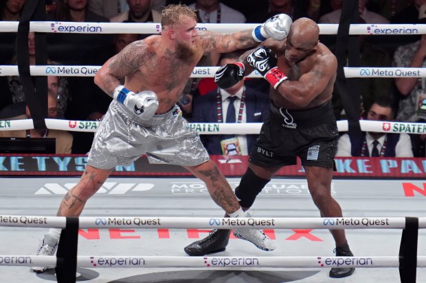 Jake Paul mặc trang phục 'có một không hai' trong ngày đánh bại Mike Tyson, ngỡ ngàng khi có giá hơn 25 tỷ - Ảnh 3.