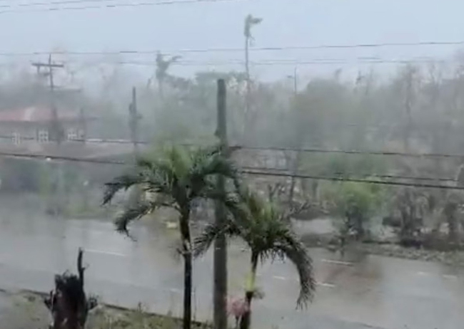 Siêu bão Man-yi tấn công Philippines "có khả năng gây thảm họa" - Ảnh 1.