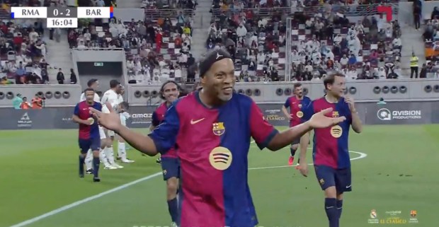 Ronaldinho lập siêu phẩm đá phạt ở tuổi 44 trong trận 'Kinh điển' giữa các huyền thoại - Ảnh 3.