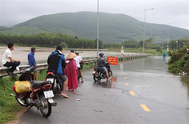 Nước lũ dâng cao nhiều nơi ở Quảng Ngãi bị ngập sâu, chia cắt - Ảnh 1.