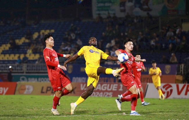 SLNA (áo vàng) thảm bại 0-5 trước Viettel ở vòng 9 V-League