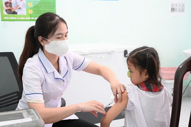 Số ca mắc sởi tiếp tục tăng, Thành phố Hồ Chí Minh thêm 2 nhóm đối tượng tiêm vaccine - Ảnh 1.