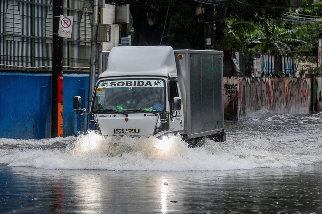 Philippines sơ tán hàng nghìn người để đề phòng bão Toraji - Ảnh 1.