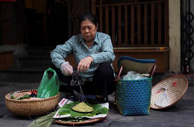 Cuộc sống sau ống kính: Người làng Vòng đi bán cốm Vòng - Ảnh 2.