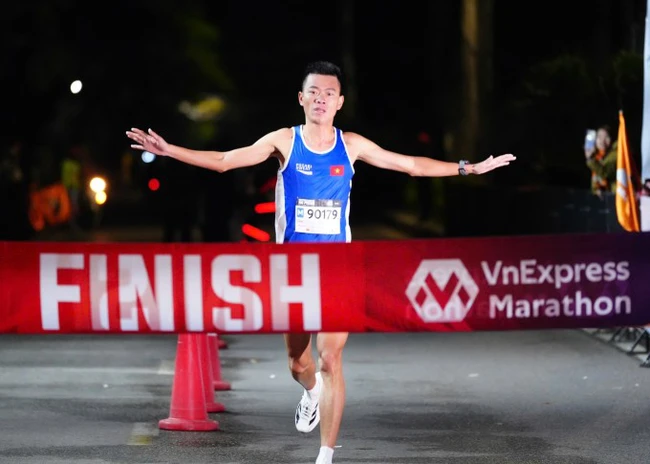 Hứa Thuận Long vô địch VnExpress Marathon Hải Phòng