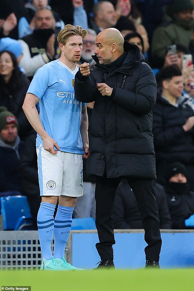 Bị ám chỉ có xung đột với Kevin De Bruyne, Pep Guardiola đáp trả đầy mỉa mai - Ảnh 1.