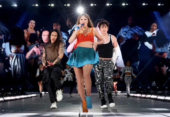 Taylor Swift hào phóng thưởng 197 triệu USD cho đội ngũ Eras Tour ngoài mức lương - Ảnh 6.