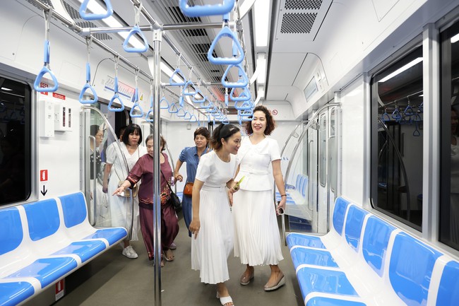 Chào tuần mới: Trên những chuyến metro - Ảnh 1.