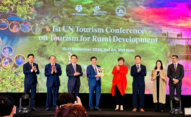 UN Tourism trao chứng nhận làng du lịch tốt nhất năm 2024 cho làng rau Trà Quế - Ảnh 1.