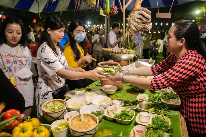 Phát triển du lịch văn hóa tâm linh gắn với bảo tồn di sản - Ảnh 2.