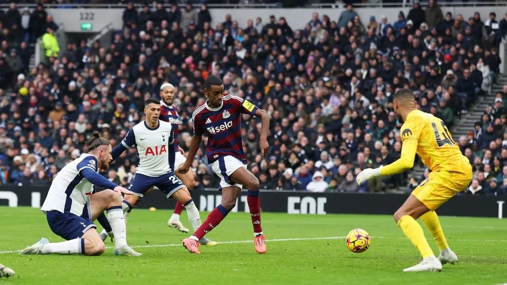 02h30 ngày 16/1, sân St. James' Park, Newcastle – Wolves: Alexander Isak là ông vua của vòng 5m50 - Ảnh 1.