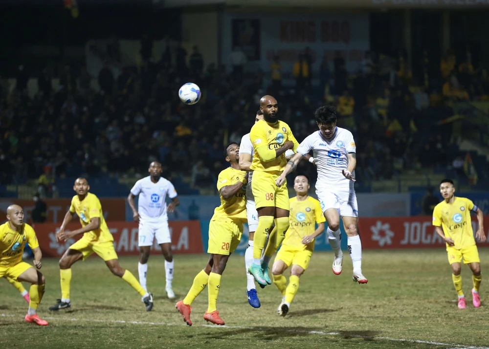 Thanh Hóa (áo vàng) hòa ĐKVĐ Nam Định 1-1 trong trận đấu sớm nhất vòng 12 V-League. Ảnh: Hoàng Linh