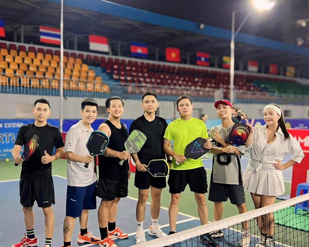 Pickleball ở Việt Nam đang là 'mốt', lứa tuổi nào cũng có thể chơi - Ảnh 1.