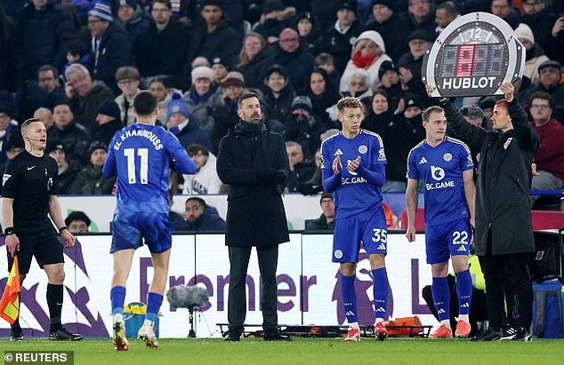 Fan Leicester la ó quyết định thay người của Van Nistelrooy: 'Ông ấy không biết mình đang làm gì' - Ảnh 1.