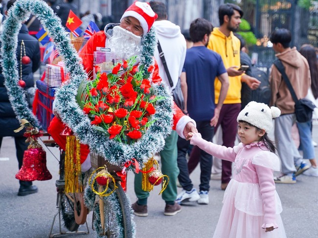 Không khí đón Noel sớm trên những con phố của Hà Nội - Ảnh 6.