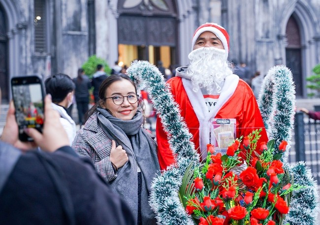 Không khí đón Noel sớm trên những con phố của Hà Nội - Ảnh 4.