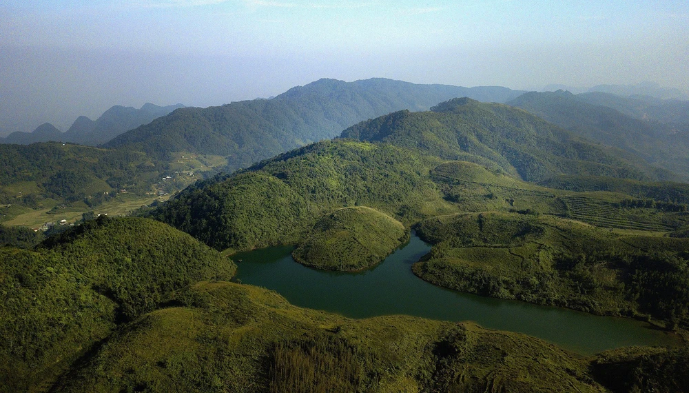 Vẻ đẹp hoang sơ của hồ Sam Tang, Hòa Bình - Ảnh 2.